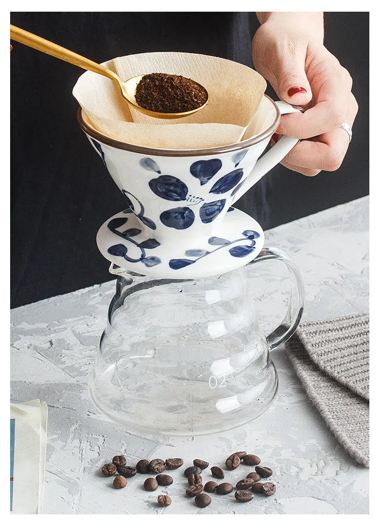 Suporte para Filtro V60 em Cerâmica Pintada à Mão – Elegância e Precisão no Seu Café