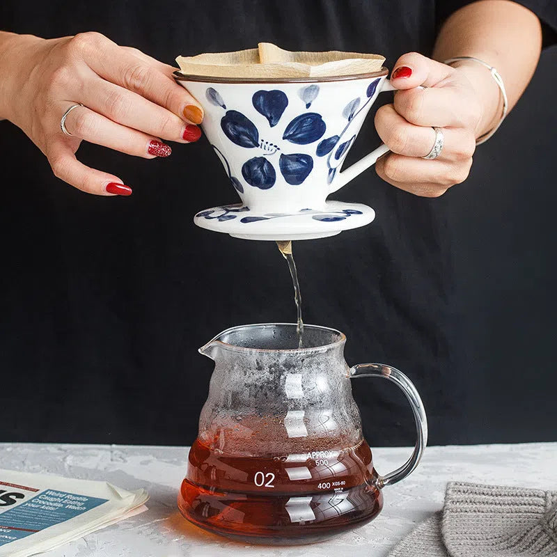 Suporte para Filtro V60 em Cerâmica Pintada à Mão – Elegância e Precisão no Seu Café