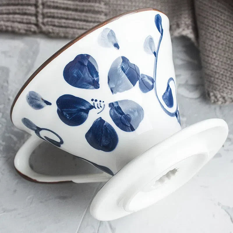 Suporte para Filtro V60 em Cerâmica Pintada à Mão – Elegância e Precisão no Seu Café