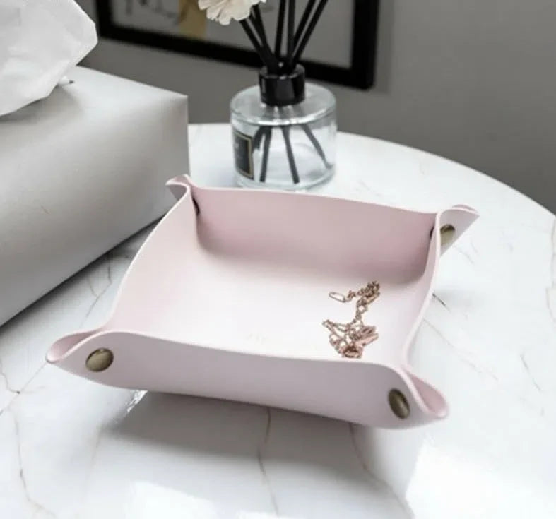 Bandeja Decorativa Minimalista em Couro – Sofisticação e Estilo para Seu Ambiente